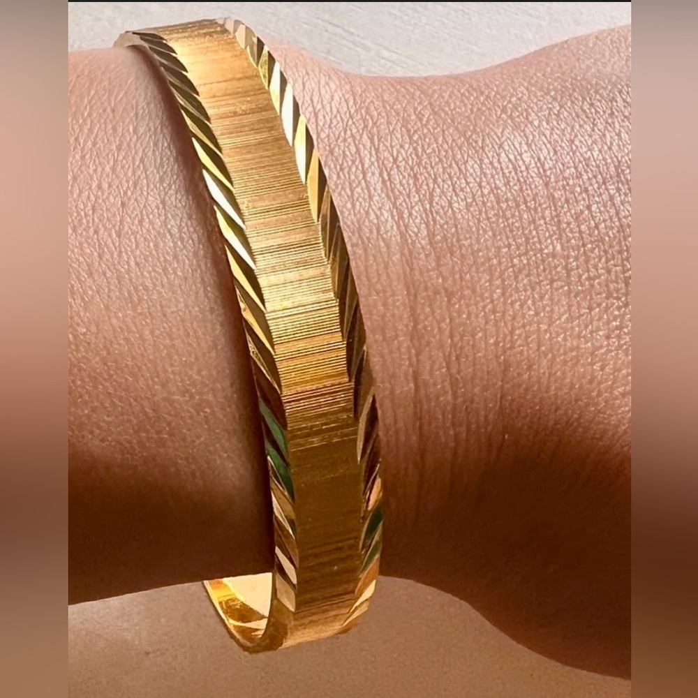 Vintage Monet gold tone textured and etched edge bangle bracelet - Picture 3 of 5